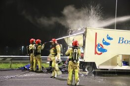 Veel schade aan visaanhanger na brand op snelweg