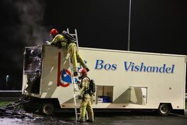 Veel schade aan visaanhanger na brand op snelweg