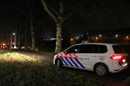 Auto crasht in sloot in Naarden