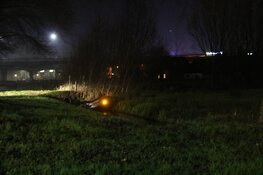 Auto crasht in sloot in Naarden