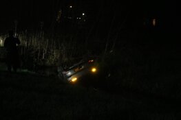 Auto crasht in sloot in Naarden