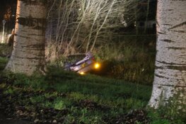 Auto crasht in sloot in Naarden