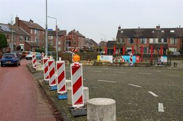 Gemeente plaatst betonblokken bij Kamperfoelieschool in Huizen