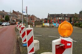 Gemeente plaatst betonblokken bij Kamperfoelieschool in Huizen