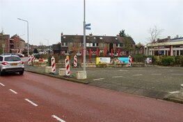 Gemeente plaatst betonblokken bij Kamperfoelieschool in Huizen