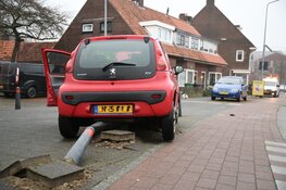 Auto rijdt paaltjes uit de grond in Hilversum