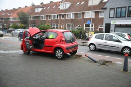 Auto rijdt paaltjes uit de grond in Hilversum