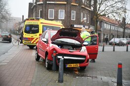 Auto rijdt paaltjes uit de grond in Hilversum