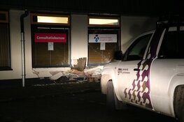 Auto rijdt gevel stuk in Muiderberg