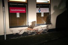 Auto rijdt gevel stuk in Muiderberg