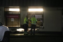 Auto rijdt gevel stuk in Muiderberg