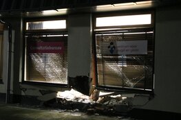 Auto rijdt gevel stuk in Muiderberg