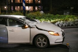 Botsing op rotonde in Hilversum: één gewonde