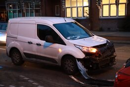 Veel schade aan auto na botsing Naarden