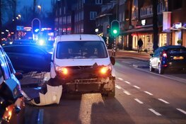 Veel schade aan auto na botsing Naarden