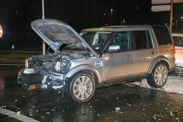 Twee auto's total-loss na botsing Eemnes