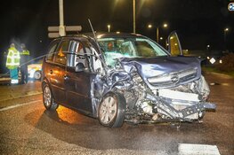 Twee auto's total-loss na botsing Eemnes