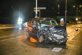Twee auto's total-loss na botsing Eemnes