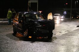 Twee auto's total-loss na botsing Eemnes