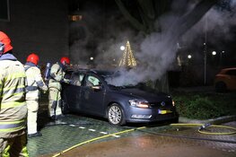 Auto brandt uit op parkeerplaats naast zorgcentrum Bussum