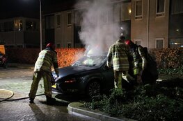 Auto brandt uit op parkeerplaats naast zorgcentrum Bussum