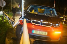 Auto botst tegen brug, bestuurder spoorloos