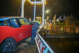 Auto botst tegen brug, bestuurder spoorloos