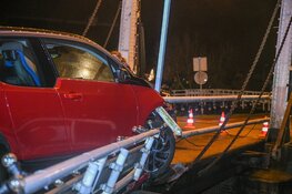 Auto botst tegen brug, bestuurder spoorloos