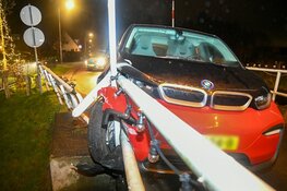 Auto botst tegen brug, bestuurder spoorloos