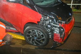 Auto botst tegen brug, bestuurder spoorloos