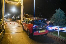 Auto botst tegen brug, bestuurder spoorloos