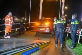 Auto botst tegen brug, bestuurder spoorloos