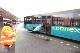Twee bussen gebotst in Huizen