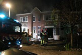 Brandweer blust brand in woning Bussum
