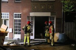 Brandweer blust brand in woning Bussum