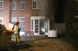 Brandweer blust brand in woning Bussum