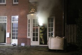 Brandweer blust brand in woning Bussum