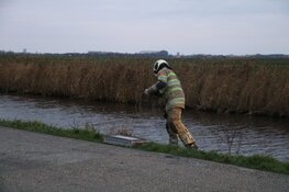 Meisje raakt te water aan Vaartsteeg in Eemnes
