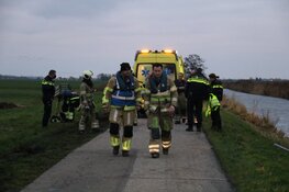 Meisje raakt te water aan Vaartsteeg in Eemnes