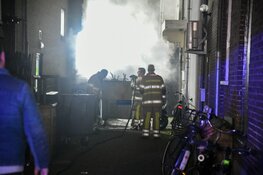 Container in brand tegen gevel in Hilversum
