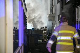 Container in brand tegen gevel in Hilversum