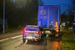 Auto botst achterop lossende vrachtwagen in Hilversum
