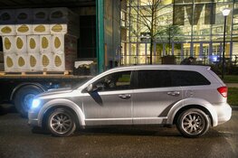 Auto botst achterop lossende vrachtwagen in Hilversum