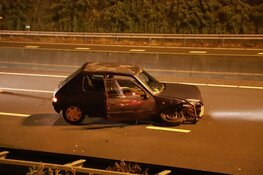 Auto total-loss na botsing op A1 bij Laren