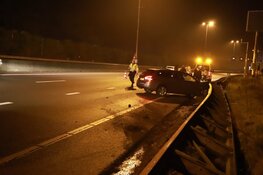 Auto total-loss na botsing op A1 bij Laren