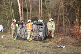 Auto belandt op zijkant in berm bij Eemnes