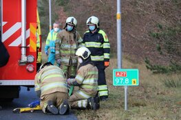 Auto belandt op zijkant in berm bij Eemnes