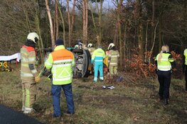 Auto belandt op zijkant in berm bij Eemnes