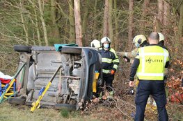 Auto belandt op zijkant in berm bij Eemnes