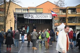 Eerste demonstranten tegen coronamaatregelen in Hilversum gearriveerd
